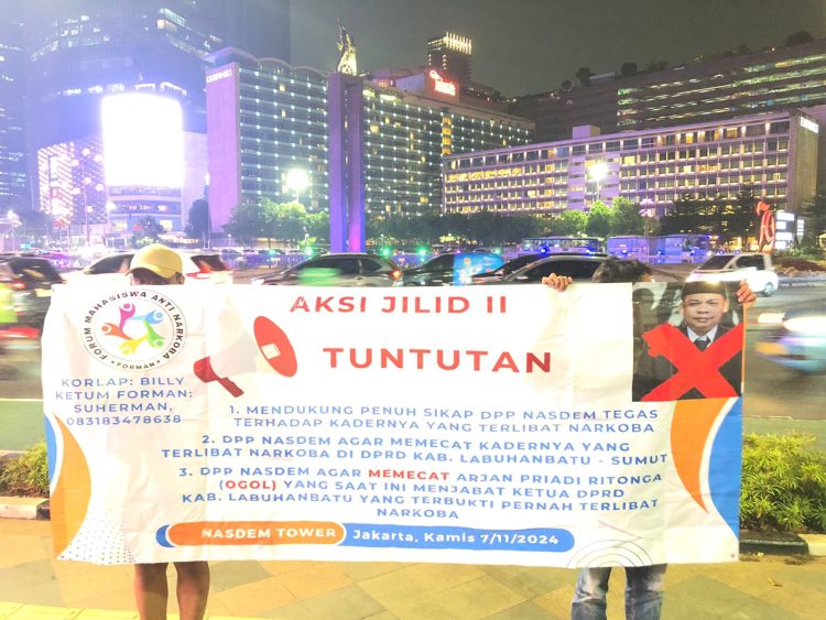 Spanduk Pecat Ogol Berkibar di Bundaran HI Jakarta