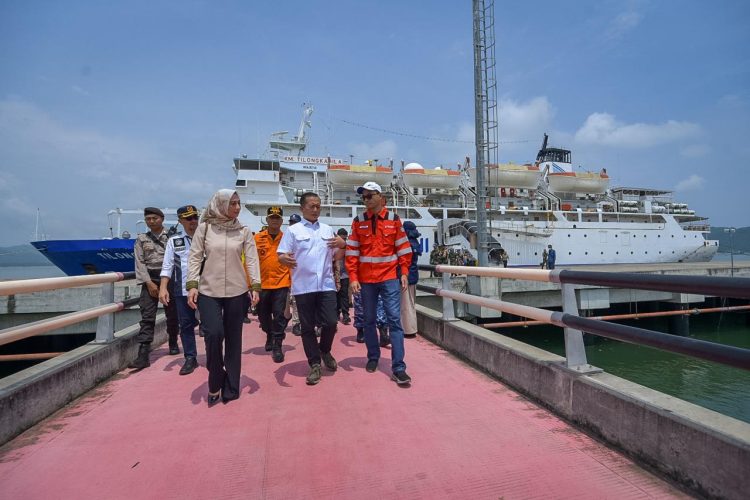 Di Pelabuhan Gili Mas, Senator Mirah Lakukan Pengawasan Pelaksanaan Mudik dan Beri Atensi Pada Infrastruktur