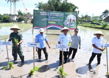 Kasdim 0822 Hadiri Gerakan Tanam Padi Serentak 14 Provinsi bersama Presiden R.I Secara Vicon