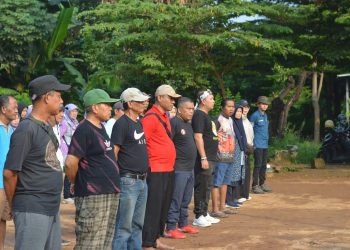 Gotong Royong untuk Kemajuan: RW 015 Kemiri Muka Membersihkan Lingkungan