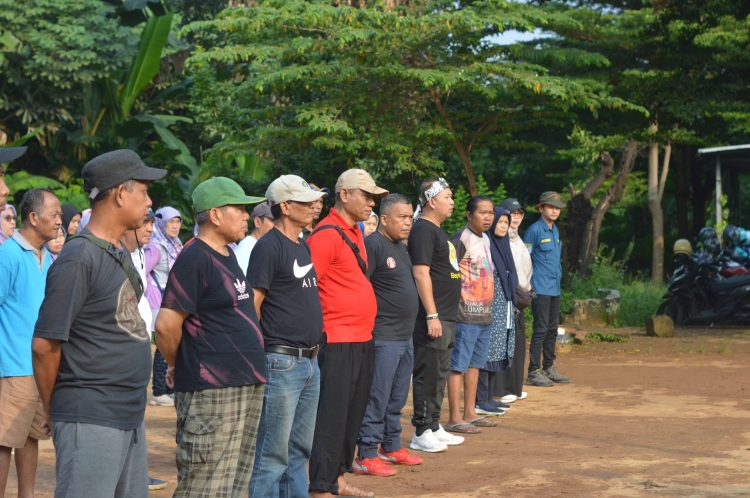 Gotong Royong untuk Kemajuan: RW 015 Kemiri Muka Membersihkan Lingkungan
