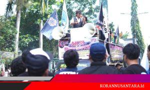 H.M.Zainal Abidin saat berorasi diatas mobil komando