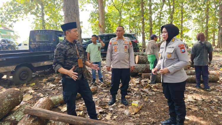 AKBP Widya Kasubdit Polsus Polda Jatim Melakukan Kunjungan Kerja Ke Perum Perhutani KPH Bondowoso