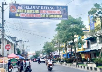 Viral! Spanduk Sindiran Pedas PERMASI Asahan: “Selamat Datang di Kota Jual Beli Sisik Trenggiling & Judi Sabung Ayam 303”