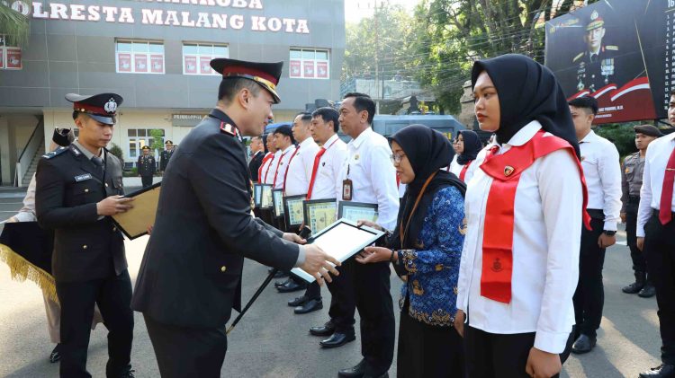Harlah Pancasila Kapolresta Malang Kota Beri Penghargaan Anggota Berprestasi dan Warga Masyarakat yang Bantu Ungkap TPPO