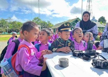 Di Perbatasan,Satgas Pamtas Yonarmed 11 Kostrad Edukasi Anak-anak tentang Profesi TNI Penuh Keceriaan
