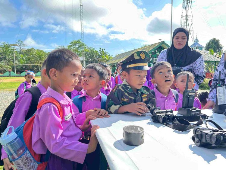 Di Perbatasan,Satgas Pamtas Yonarmed 11 Kostrad Edukasi Anak-anak tentang Profesi TNI Penuh Keceriaan