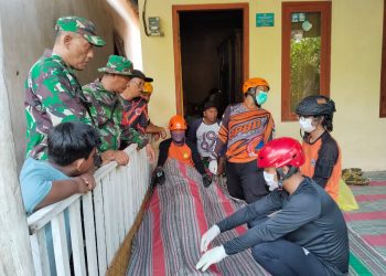 Babinsa Kodim 0822 Bondowoso Bantu Evakuasi Jenazah Korban