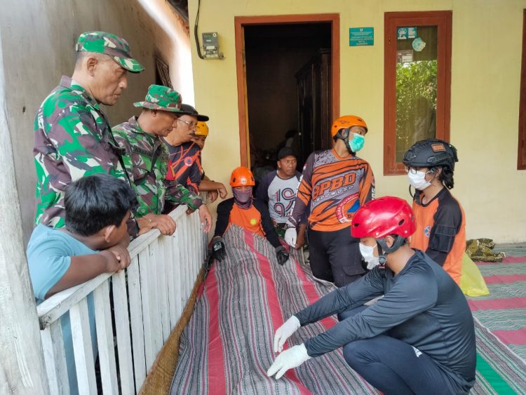 Babinsa Kodim 0822 Bondowoso Bantu Evakuasi Jenazah Korban