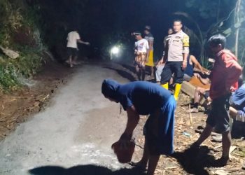 Bhabinkamtibmas Polsek Binakal Bersama Babinsa dan Warga Desa Sumber Waru Bergotong Royong Membangun Akses Jalan Desa