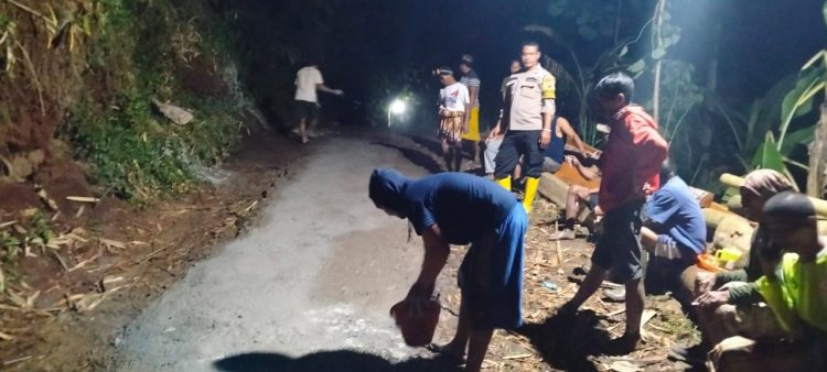 Bhabinkamtibmas Polsek Binakal Bersama Babinsa dan Warga Desa Sumber Waru Bergotong Royong Membangun Akses Jalan Desa