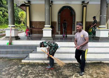 Yonif 763/SBA Gelar Kerjabakti Bersama Polres Maybrat di Gereja