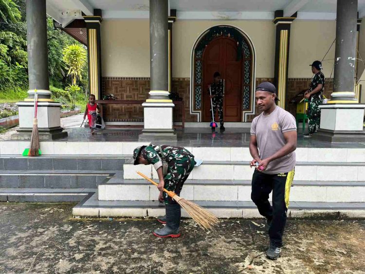 Yonif 763/SBA Gelar Kerjabakti Bersama Polres Maybrat di Gereja