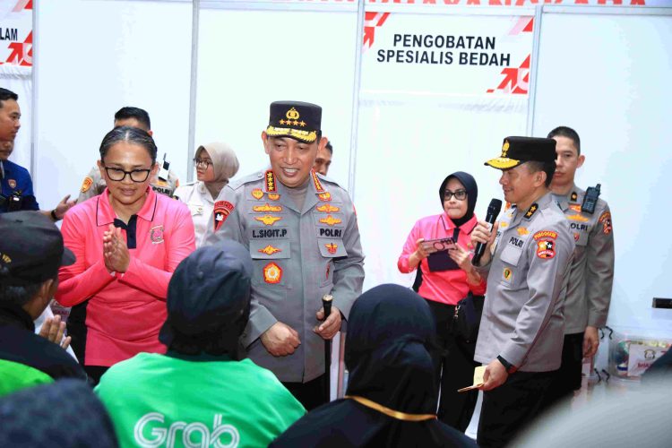 Kapolri Bagikan Alat Bantu Disabilitas Puncak Bakti Kesehatan
