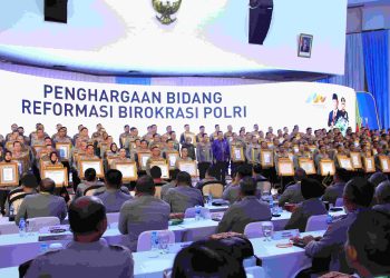 Kapolri Berikan Penghargaan WBK Kepada Divisi Humas Polri