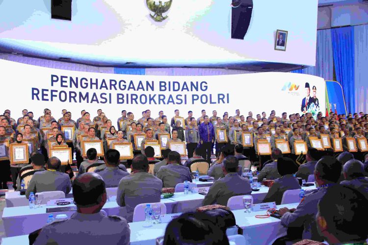 Kapolri Berikan Penghargaan WBK Kepada Divisi Humas Polri
