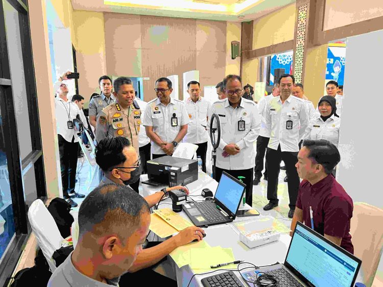 Polda Jatim dan Kanwil Ditjen Imigrasi Bersinergi Sambut Hari Bhayangkara ke – 79 Gelar Semarak 1079 Paspor untuk Negeri