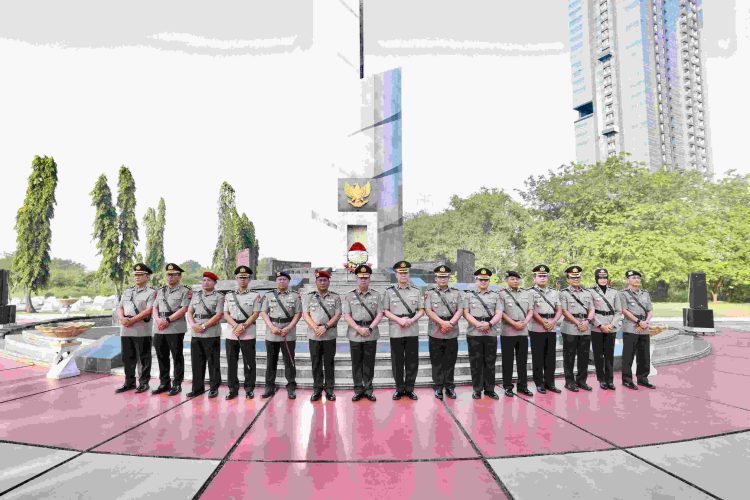 Polda Jatim Ziarah dan Tabur Bunga di TMP, Hut Bhayangkara 79