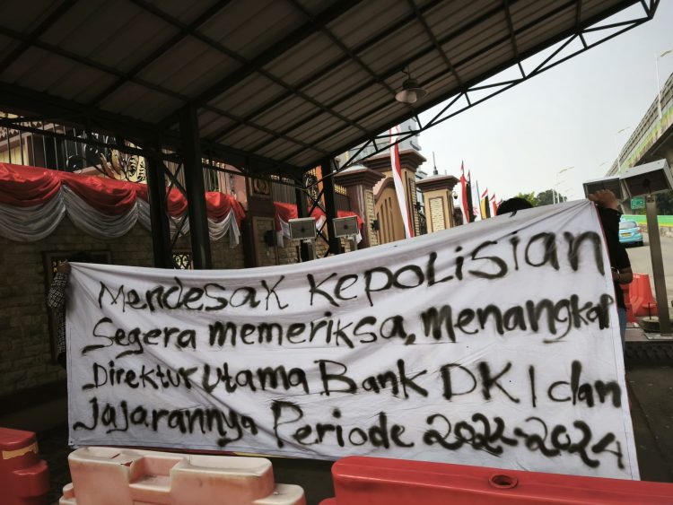 Puluhan Massa Geruduk Bank DKI dan Mabes Polri, Desak Usut Dugaan Korupsi 295 Miliar