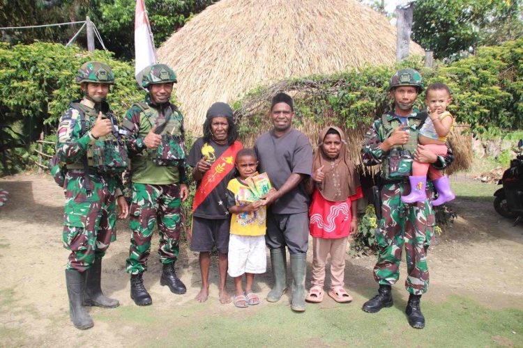 Komsos Rutin Satgas Yonif 521 Bersama Masyarakat Distrik Walesi