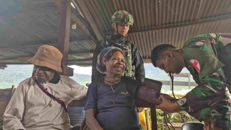 TNI Hadir Bantu Atasi Kesulitan Masyarakat Distrik Oksop