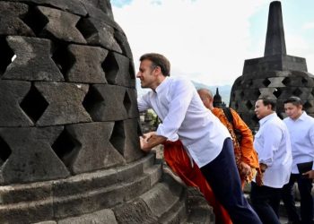 Presiden Macron Diduga Langgar Aturan di Candi Borobudur, Rogoh Stupa dan Tak Pakai Sandal Upanat
