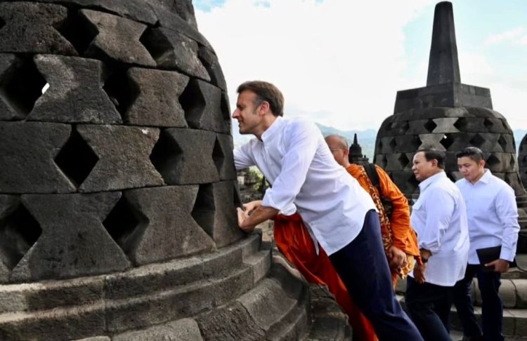 Presiden Macron Diduga Langgar Aturan di Candi Borobudur, Rogoh Stupa dan Tak Pakai Sandal Upanat
