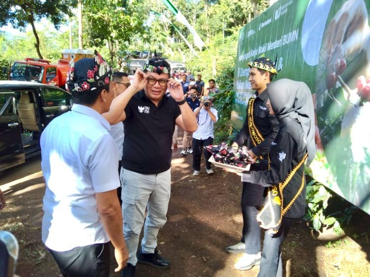Perkuat Ekonomi Desa Sesuai Asta Cita, Wakil Menteri BUMN Tinjau Program Kemitraan Kopi Perhutani di Bondowoso
