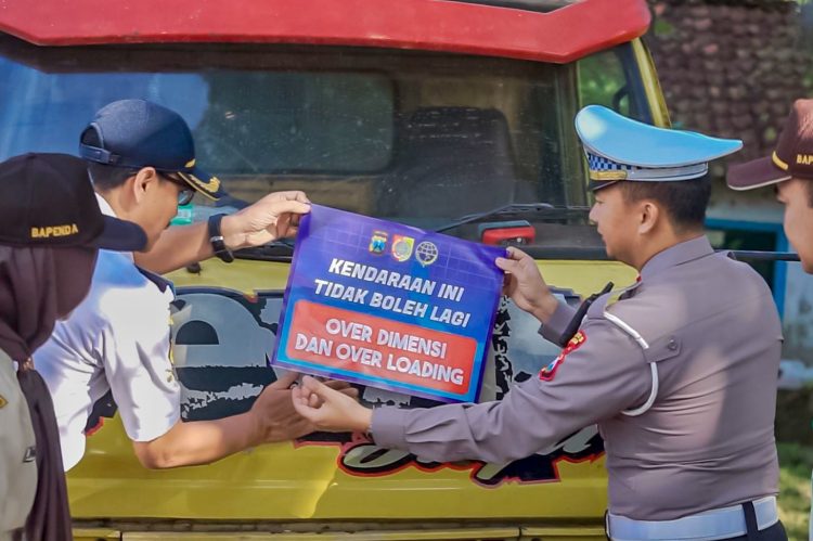 Operasi Gabungan Polres Jember Sosialisasi Larangan Kendaraan ODOL