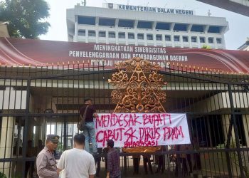 Di Depan Kemendagri, Massa Tuntut Tito Karnavian Turun Tangan Investigasi Dirus Bermasalah PDAM Bhagasasi