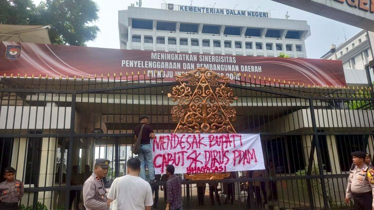 Di Depan Kemendagri, Massa Tuntut Tito Karnavian Turun Tangan Investigasi Dirus Bermasalah PDAM Bhagasasi