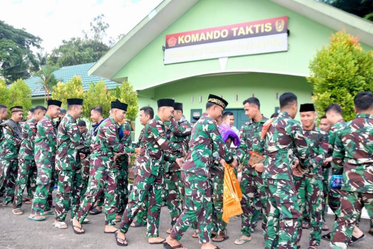 Satgas Pamtas Yonarmed 11 Kostrad Bersama Warga Warnai Idul Adha 1446 H di Perbatasan