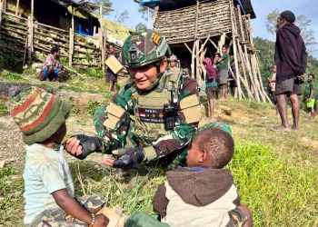 Tangan-Tangan Prajurit, Hati yang Merakyat: Kisah Haru Satgas TNI di Kampung Wombru