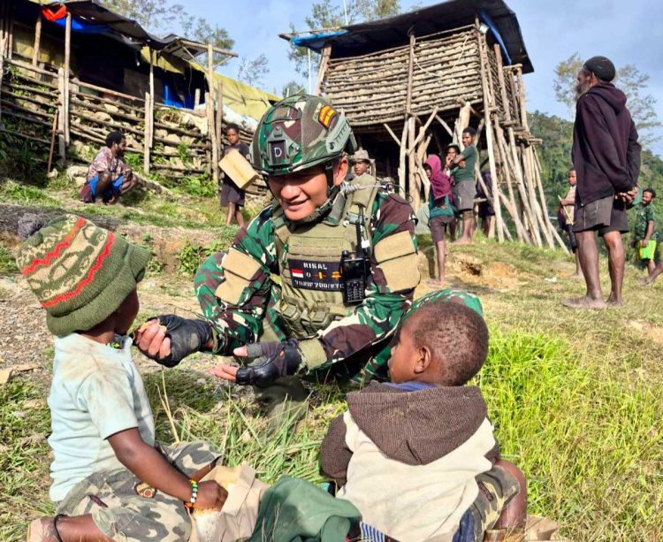 Tangan-Tangan Prajurit, Hati yang Merakyat: Kisah Haru Satgas TNI di Kampung Wombru