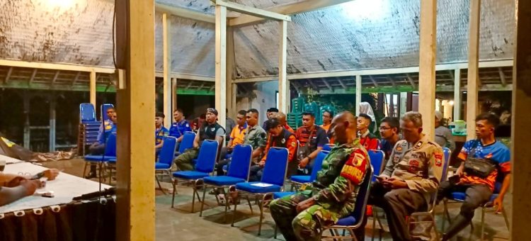 Babinsa Hadiri Rapat Pencarian Korban Hanyut di Desa Prajekan