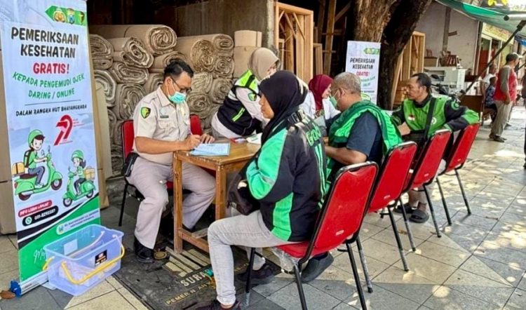 Biddokkes Polda Jatim Gelar Bakti Kesehatan Berkah Bagi Ribuan Ojol di Hari Bhayangkara ke 79