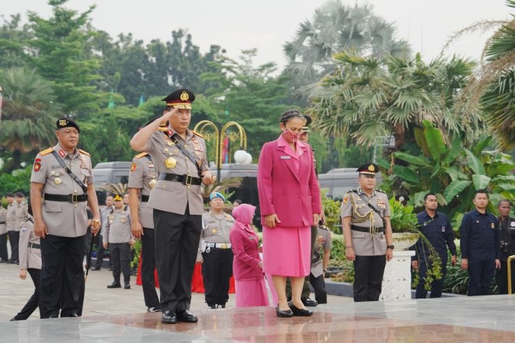 Jelang HUT Bhayangkara ke-79, Kapolri Ziarah ke Makam Hoegeng hingga Habibie