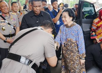 Kapolri Membungkuk Cium Tangan Megawati saat Bertemu di Ultah Istri Hoegeng