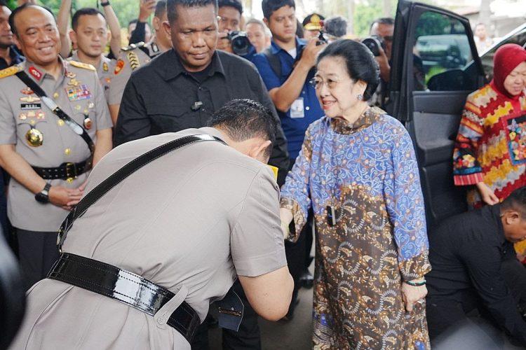 Kapolri Membungkuk Cium Tangan Megawati saat Bertemu di Ultah Istri Hoegeng