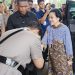 Kapolri Membungkuk Cium Tangan Megawati saat Bertemu di Ultah Istri Hoegeng