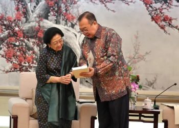 Berkunjung ke China, Megawati Soekarnoputri Terima Buku dari Xi Jinping: Tanda Persahabatan