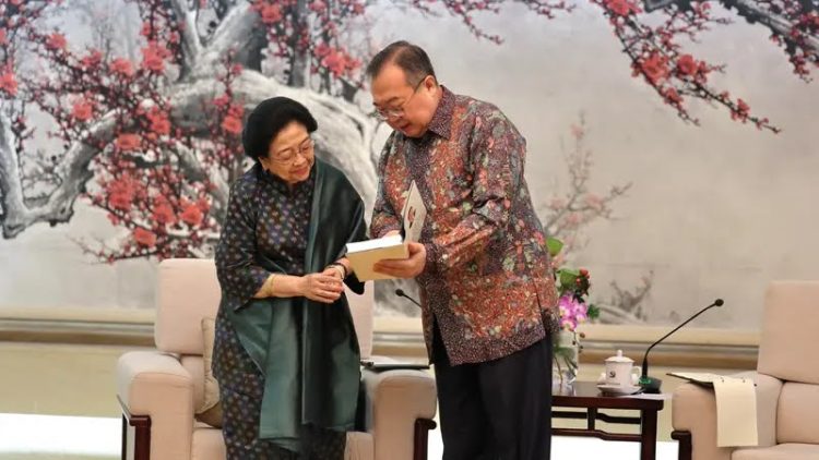 Berkunjung ke China, Megawati Soekarnoputri Terima Buku dari Xi Jinping: Tanda Persahabatan