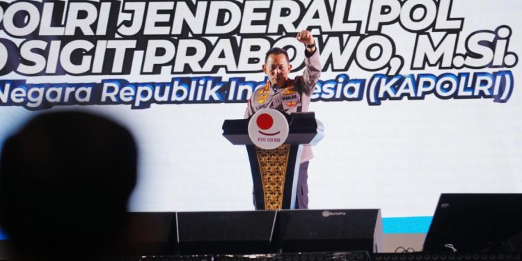 Sabet Penghargaan dari Buruh se Dunia, Kapolri Jenderal Sigit: Buruh adalah Motor Penggerak Ekonomi Bangsa