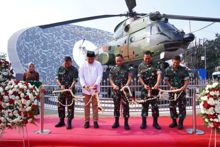 Panglima TNI dan KSAU Resmikan Monumen Helikopter SA-330 Puma
