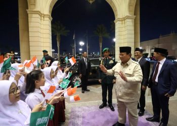Presiden Prabowo Disambut Meriah oleh Siswa dan Diaspora Indonesia di Jeddah
