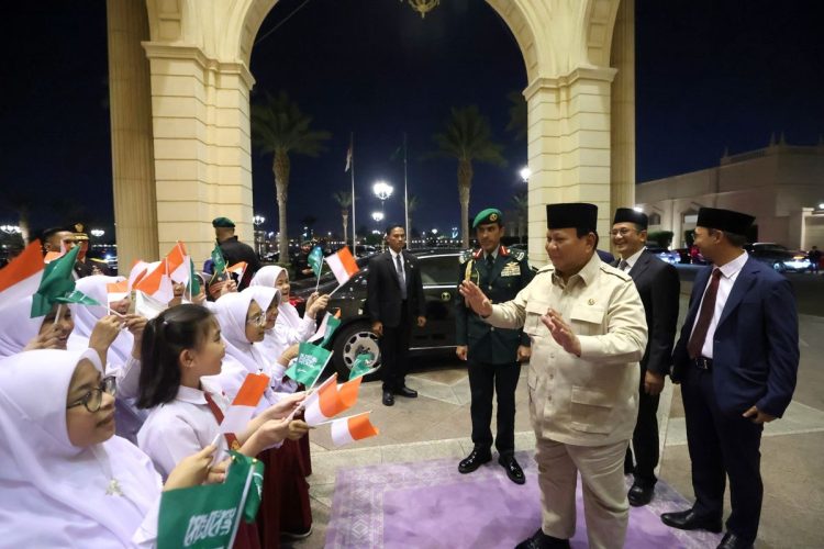 Presiden Prabowo Disambut Meriah oleh Siswa dan Diaspora Indonesia di Jeddah