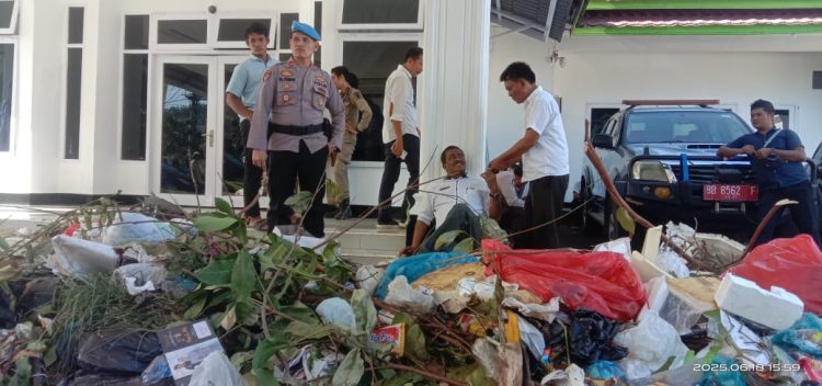 Aksi Unjukrasa Buang Sampah Di Kantor Walikota Dan Kantor DPRD Kota Padangsidimpuan Jilid II Akan Digelar Dalam Bulan Ini