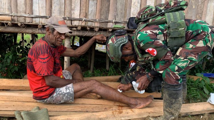 TNI Permudah Akses Kesehatan: Warga Denom Kini Bisa Berobat ke Pos, Tak Perlu Lagi Jalan ke PNG