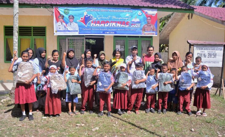 Tunaikan Nazar, Marini Yuliana HB, ST Politikus Golkar Lakukan Bansos