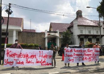 Aksi BEMSU di PN Medan “Copot Hakim Zolim”